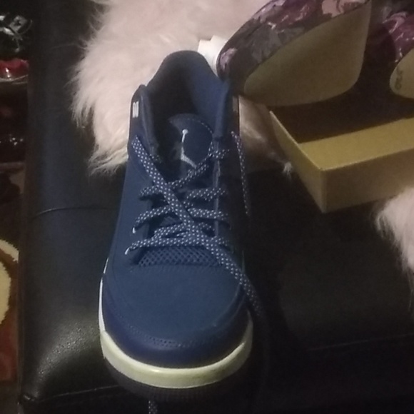 Jordan Sneaks - Picture 2 of 3